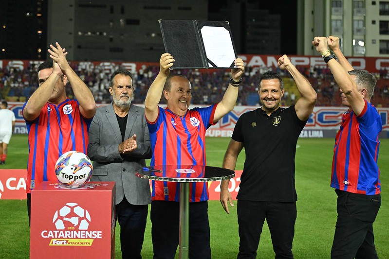Em Itajaí, governador assina Projeto de Lei para modernização do Estádio Hercílio Luz por meio de parcerias público-privadas