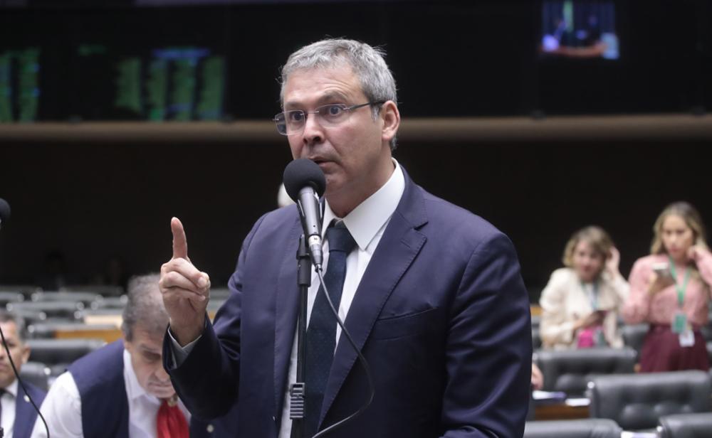 Lindbergh vai depor à PF sobre Eduardo Bolsonaro