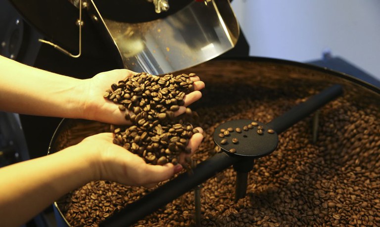 Três marcas e lotes de café são impróprios para consumo