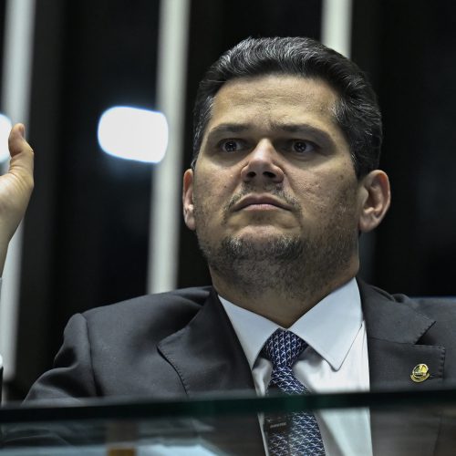 Alcolumbre diz que governo usurpa atribuição do Congresso