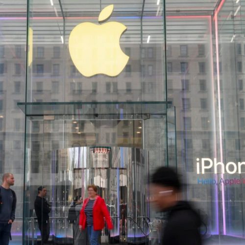 Apple diz que tarifas de Trump lhe custarão US$ 900 milhões no próximo trimestre