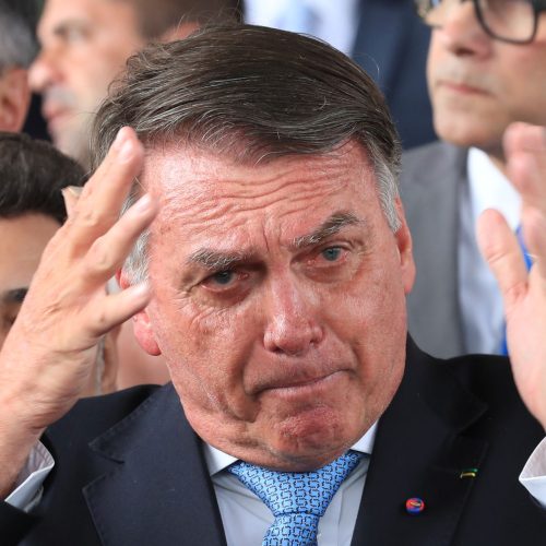 Bolsonaro diz ter enviado R$ 2 milhões a Eduardo