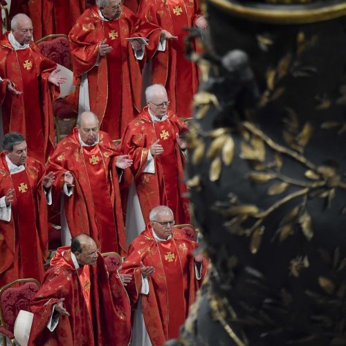 Cardeais se reúnem na Capela Paulina antes do conclave