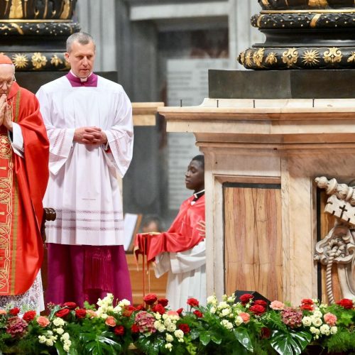 Cardeal decano diz que aguarda definição do novo papa ainda nesta quinta-feira (8)