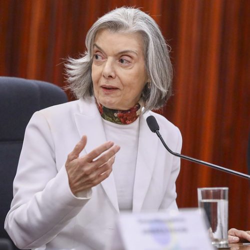 Cármen Lúcia determina troca de sete deputados federais