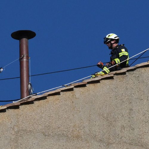 Chaminé é instalada na Capela Sistina para o conclave que vai eleger novo papa