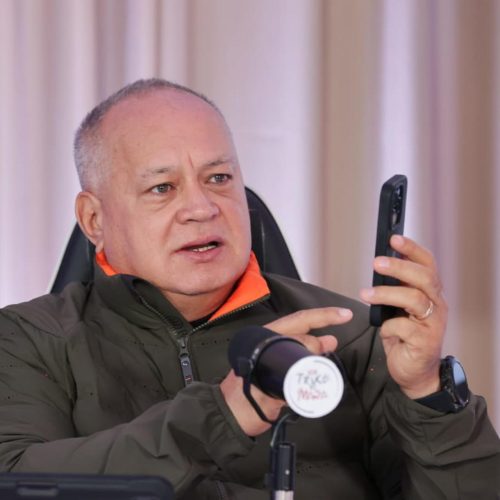 Chavista repete argumento sobre embaixada e relata prisão