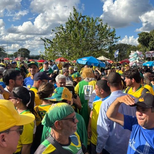Com Bolsonaro presente, caminhada pró-anistia reúne multidão em Brasília