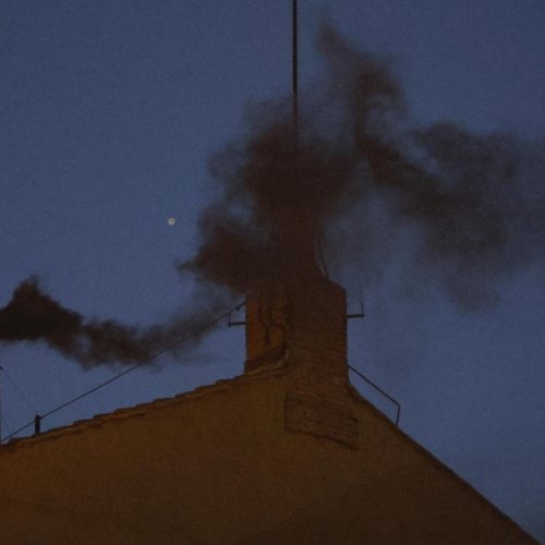 Como são produzidas as fumaças preta e branca usadas no conclave?