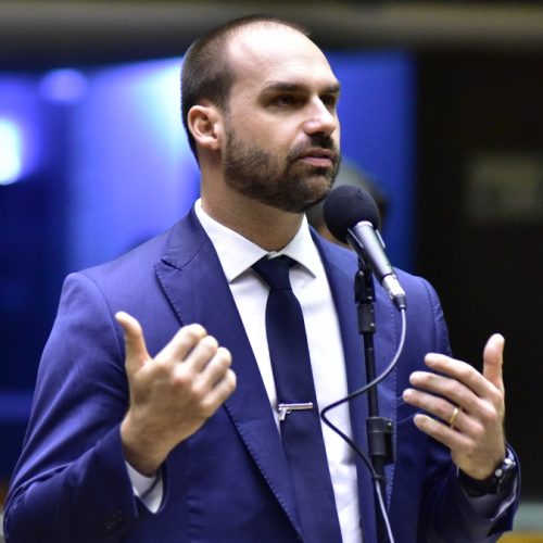 Eduardo critica “direita permitida” e defende elegibilidade do pai em 2026