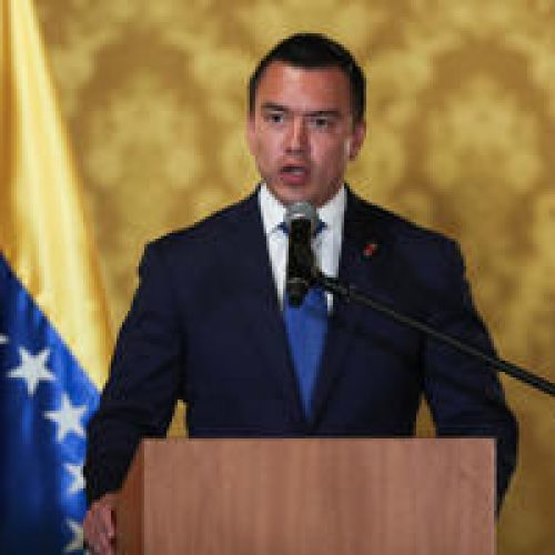 Em posse, Noboa promete combate à corrupção e oligarquias