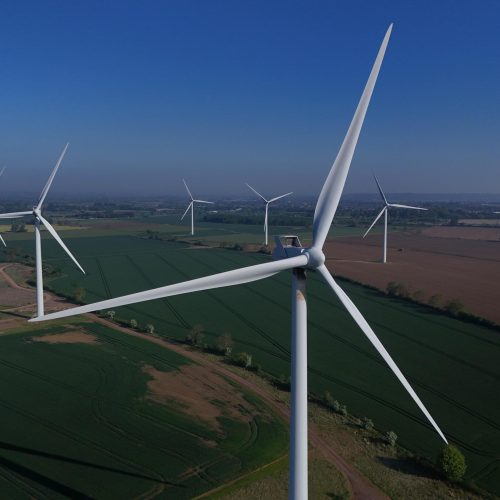 Estados democratas processam governo Trump por suspensão de projetos de energia eólica