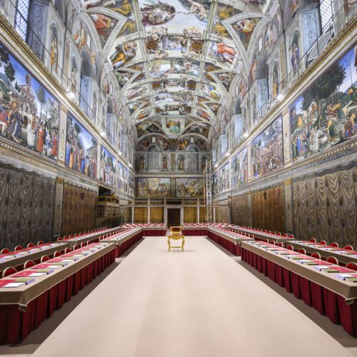 “Extra omnes”: Cardeais se trancam na Capela Sistina para eleger novo papa