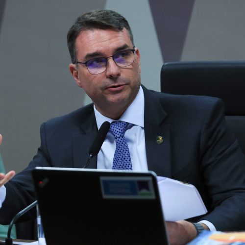 Flávio Bolsonaro diz que Zambelli foi vítima de perseguição política
