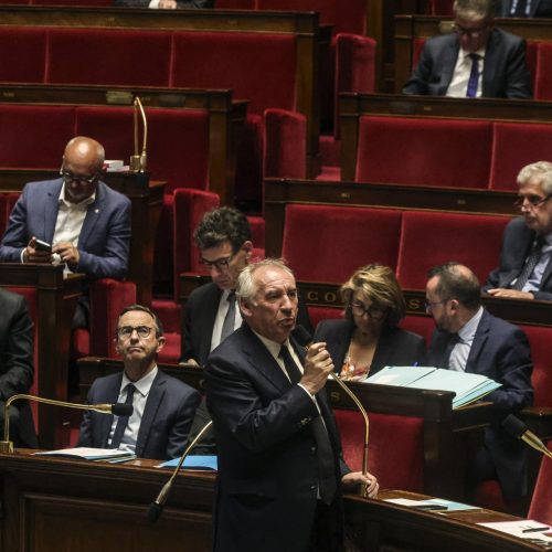 França vai testar portões de segurança em escolas
