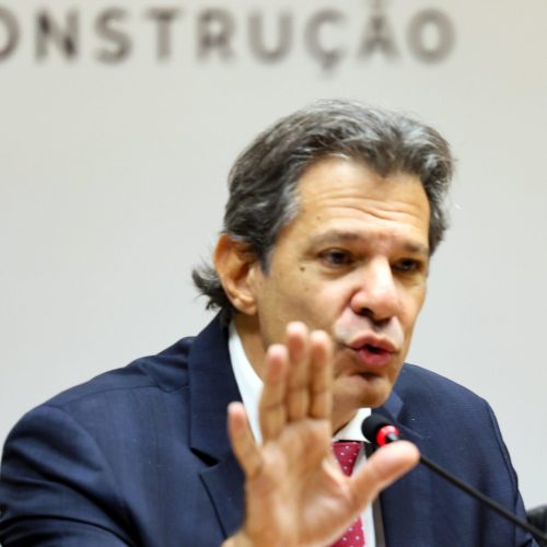 Governo adia anúncio de pacote fiscal e mantém aumento do IOF