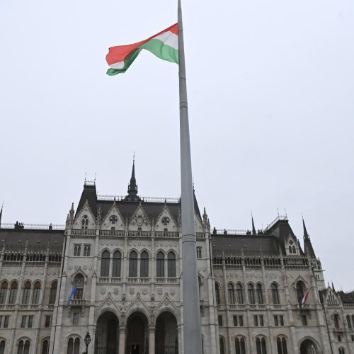 Hungria proíbe símbolos LGBT em prédios públicos
