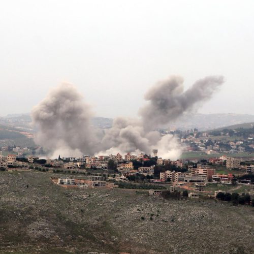 Israel bombardeia depósito de armas do Hezbollah no Líbano