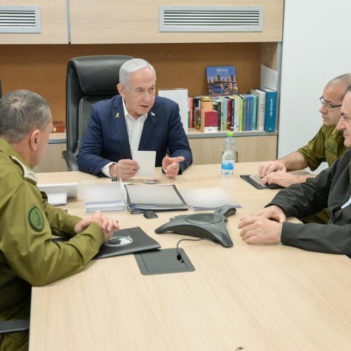 Israel promete “resposta completa” após ataque vindo da Síria