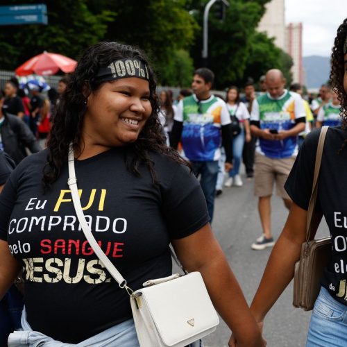 Jovens e mulheres puxam aumento de evangélicos no país, revela IBGE