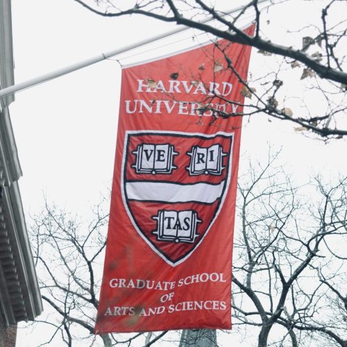 Justiça barra suspensão de vistos para estrangeiros em Harvard