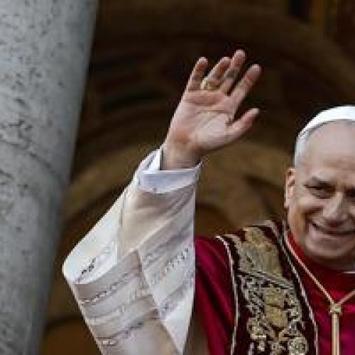 Leão XIV toma posse da cátedra de bispo de Roma