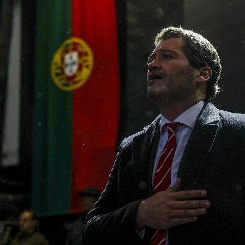 Líder da direita de Portugal passa mal em comício
