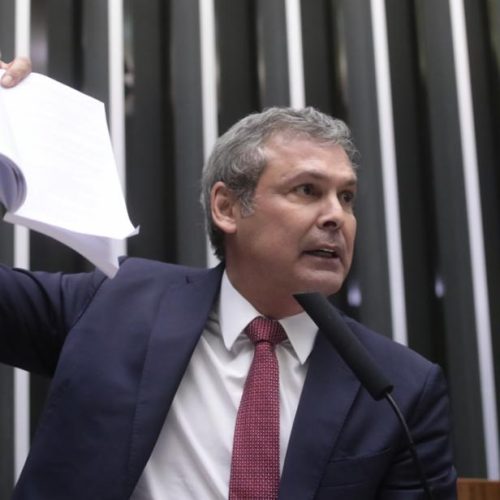Líder do PT entregará dossiê sobre Eduardo Bolsonaro à PF