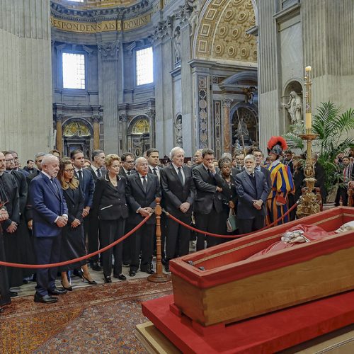 Lula e comitiva brasileira participam de velório do papa Francisco no Vaticano