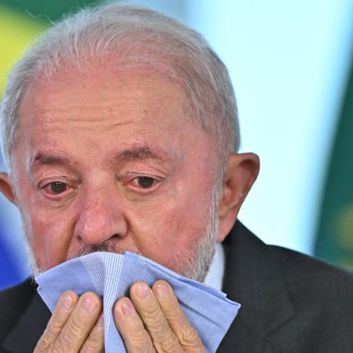 Lula vende a janta para pagar o gás