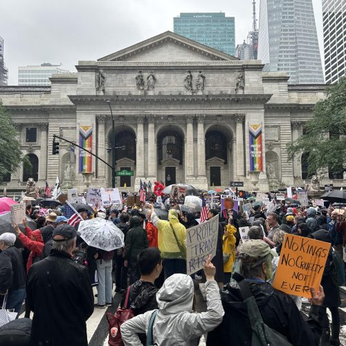 Militares desfilam nos EUA enquanto protestos criticam Trump