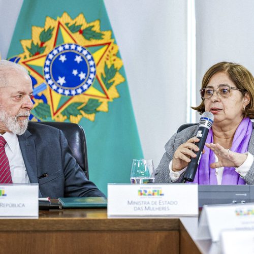 Ministra nega ter sido demitida por incompetência ou assédio: “troca de rumo”