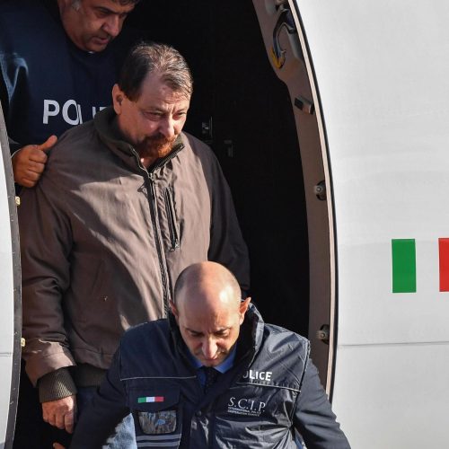 Ministro cita caso Battisti e diz que Zambelli deve ser extraditada em breve