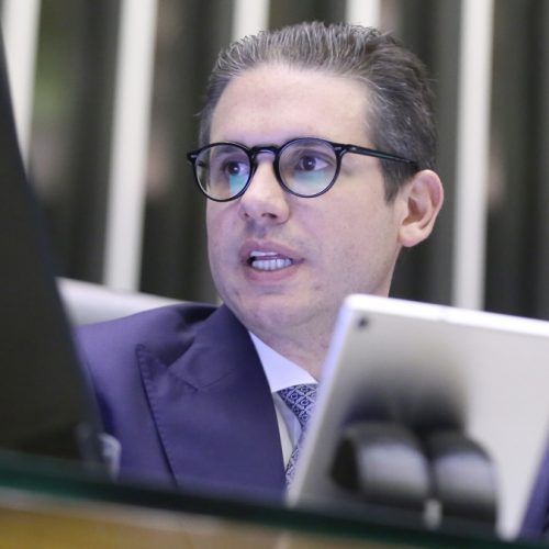 Motta quer salário duplo a parlamentares aposentados em exercício