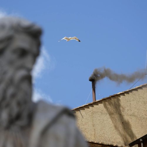 Novo papa já foi escolhido? Entenda o significado das duas emissões de fumaça