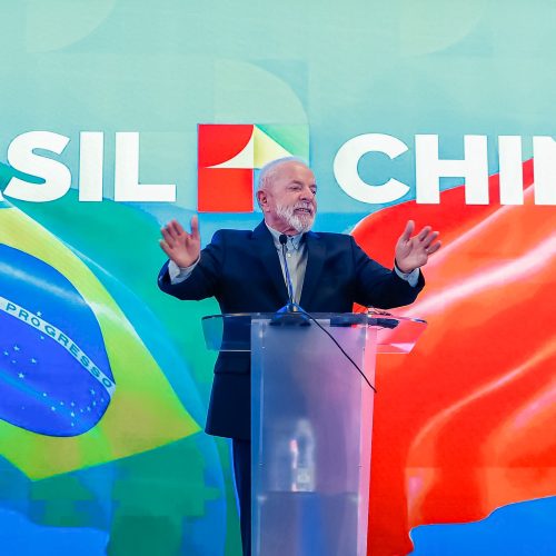 O Brasil não tem medo de competir com os EUA, diz Lula na China