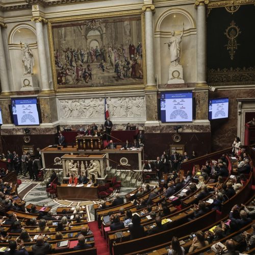 Parlamento francês aprova lei que legaliza o suicídio assistido
