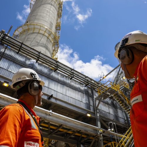 Petroleiros anunciam greve em empresas da Petrobras