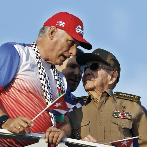 Por causa da crise, cubanos voltam a cozinhar no fogão a lenha