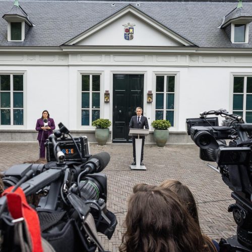Premiê da Holanda renuncia abrindo caminho para novas eleições