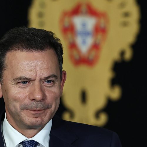 Premiê de Portugal anuncia governo sem Chega e esquerda