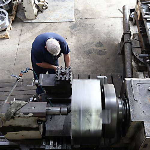 Produção industrial tem maior alta em nove meses e supera nível pré-pandemia