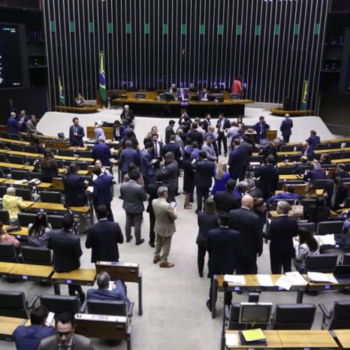 Projeto que amplia número de deputados avança na Câmara