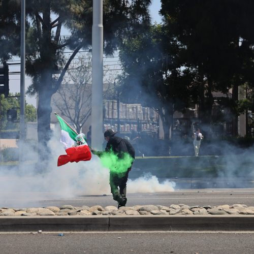 Protestos violentos ocorrem em Los Angeles