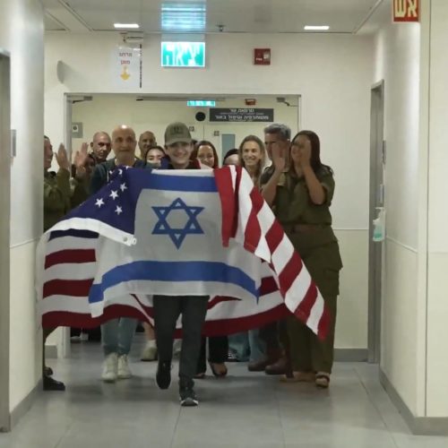 Refém americano libertado pelo Hamas conversa com Trump