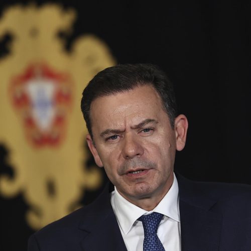 Sem maioria, Luís Montenegro é nomeado premiê de Portugal