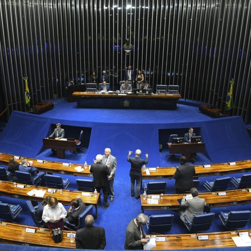 Senadores querem travar proposta de aumento de deputados