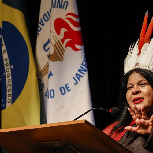 Sonia Guajajara é a primeira indígena doutora honoris causa da Uerj