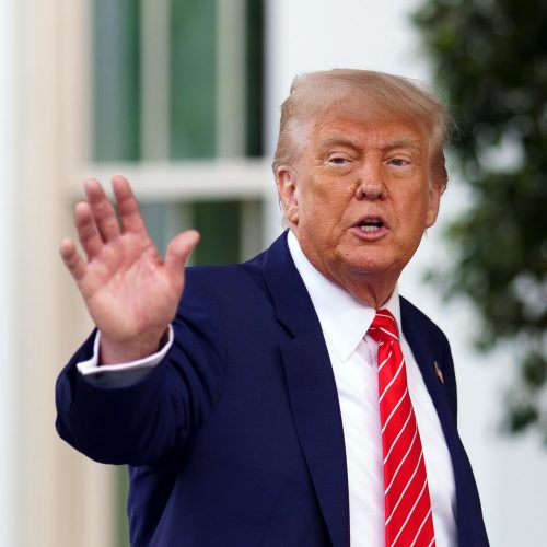 Sul-africanos beneficiados por plano de Trump viajam para os EUA