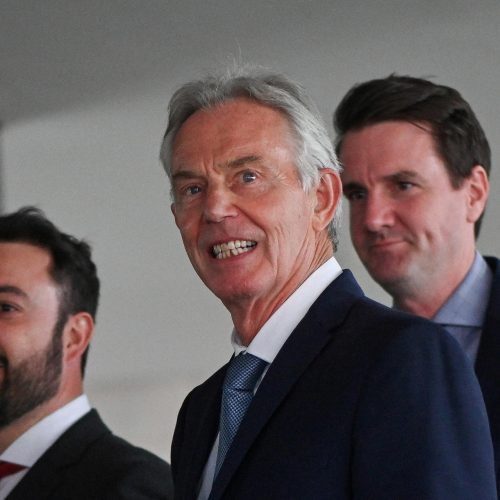 Tony Blair diz que debate sobre clima se tornou “irracional” e incomoda governo Starmer